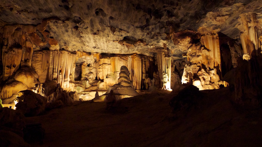 Resultado de imagem para Cavernas Cango  África do Sul